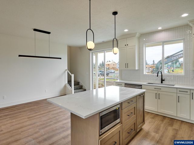 1281 Brown St, Woodburn, OR 97071