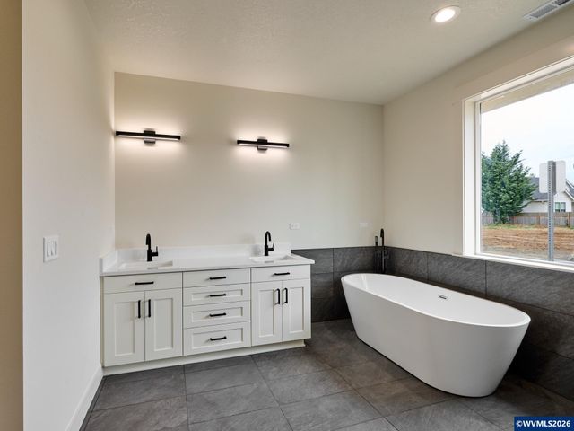 1281 Brown St, Woodburn, OR 97071