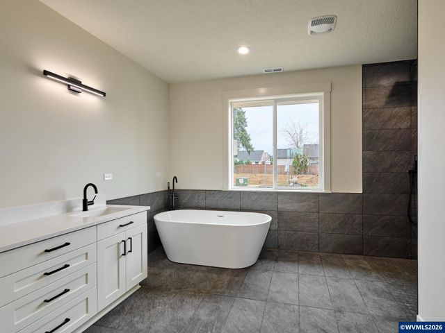 1281 Brown St, Woodburn, OR 97071