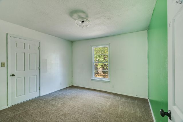 810 W BOIS DARC STREET, Henrietta, TX 76365