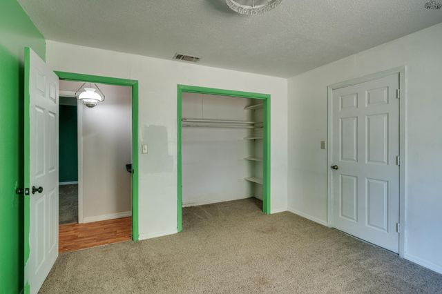 810 W BOIS DARC STREET, Henrietta, TX 76365