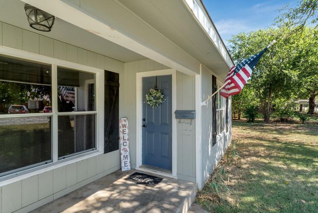 810 W BOIS DARC STREET, Henrietta, TX 76365