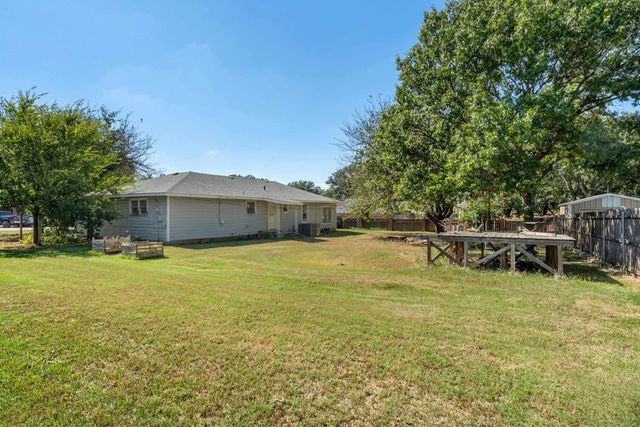 810 W BOIS DARC STREET, Henrietta, TX 76365