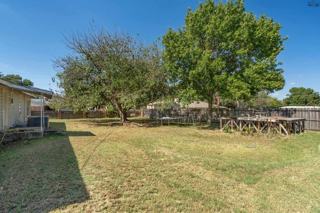 810 W BOIS DARC STREET, Henrietta, TX 76365