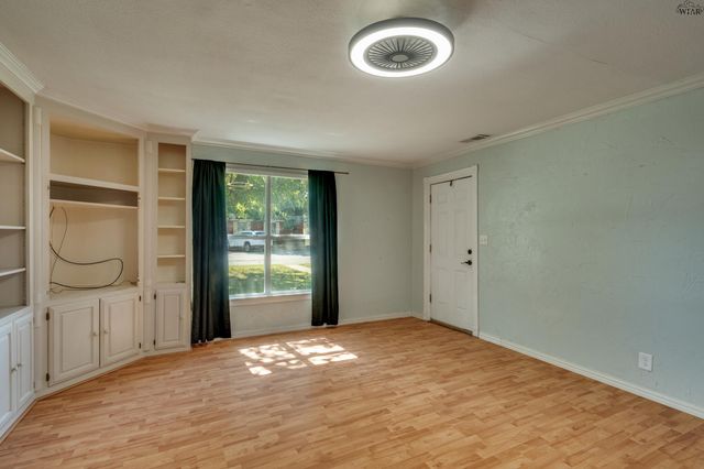 810 W BOIS DARC STREET, Henrietta, TX 76365