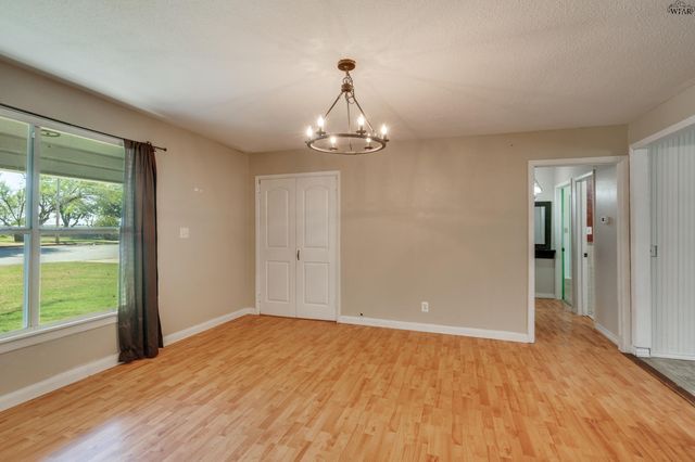 810 W BOIS DARC STREET, Henrietta, TX 76365