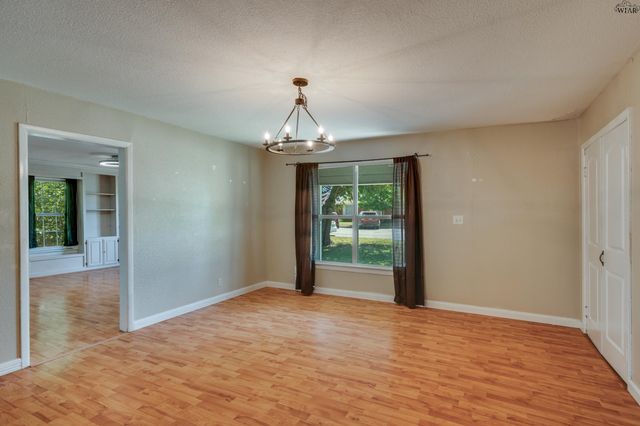 810 W BOIS DARC STREET, Henrietta, TX 76365