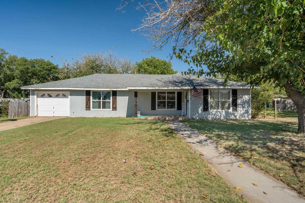 810 W BOIS DARC STREET, Henrietta, TX 76365