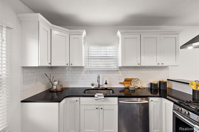 2552 Beals Street, Detroit, MI 48214