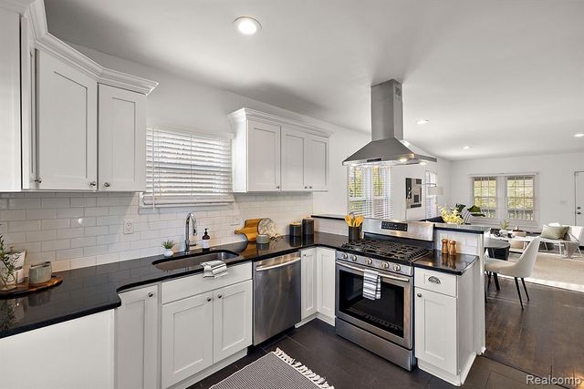 2552 Beals Street, Detroit, MI 48214