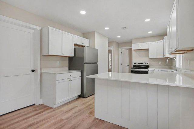 283 E Walton Avenue, Muskegon City, MI 49442