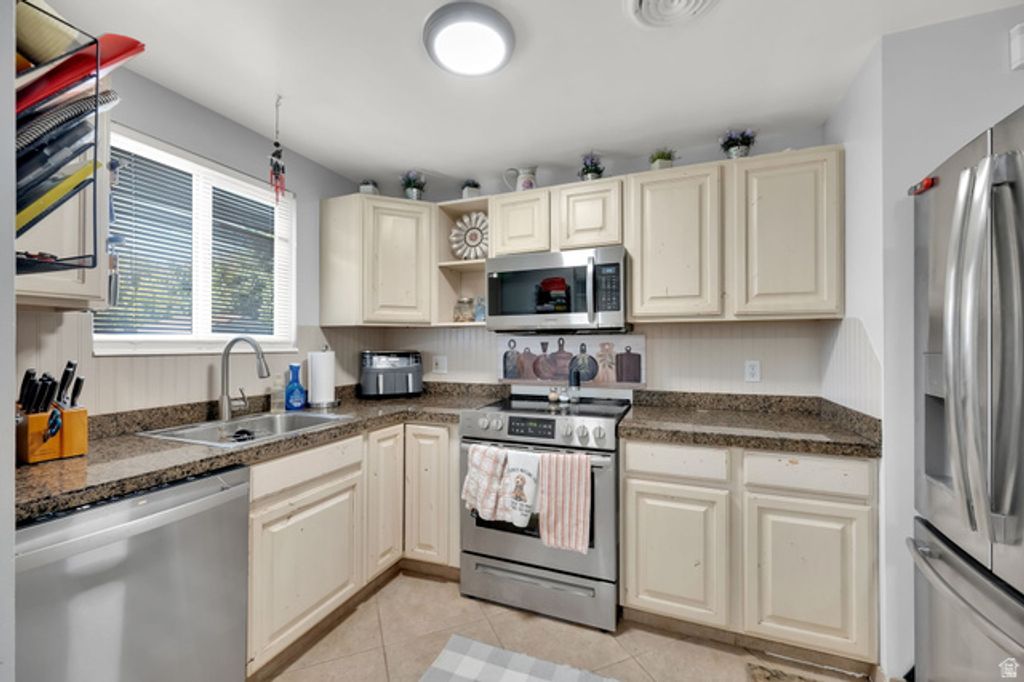 812 E JOHNSONWAY DR, Sandy, UT 84094 — photo 3