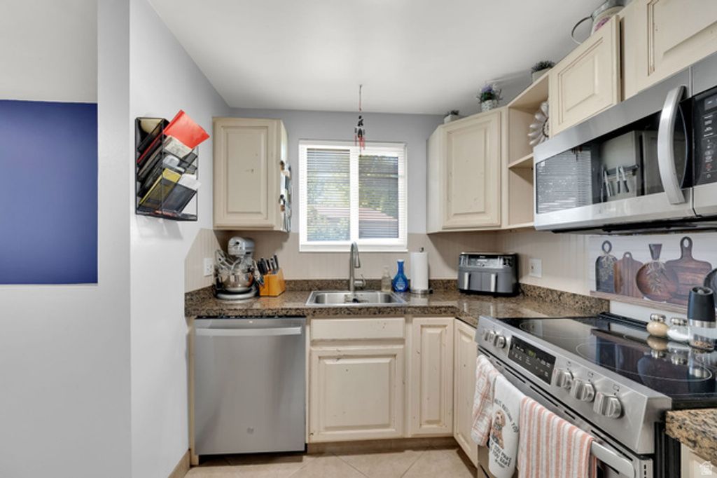 812 E JOHNSONWAY DR, Sandy, UT 84094 — photo 5