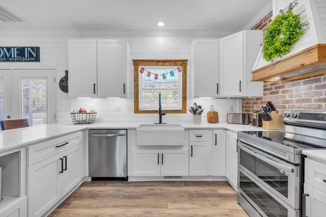 381 Saint Ives Rd., Longs, SC 29568