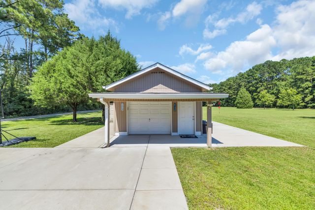 381 Saint Ives Rd., Longs, SC 29568