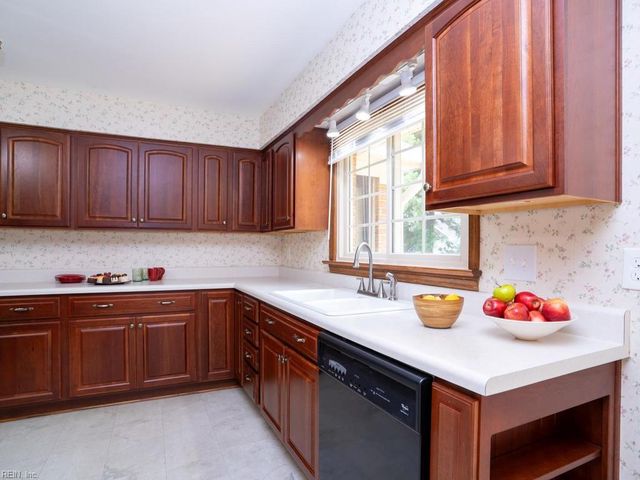 4248 Cheswick LN, Virginia Beach, VA 23455