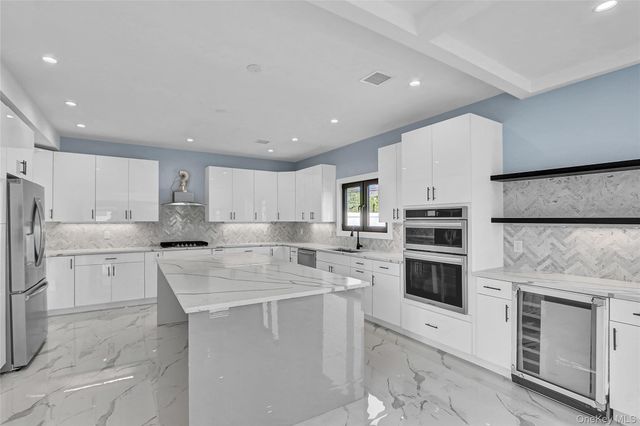 557 Knoll Court, Seaford, NY 11783