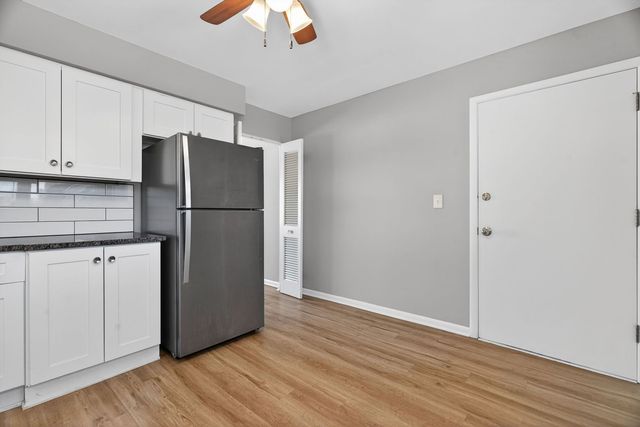 36 S Kensington Avenue 06, La Grange, IL 60525