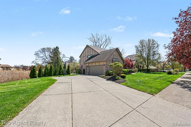 50492 Heatherwood Lane, Shelby Twp, MI 48317