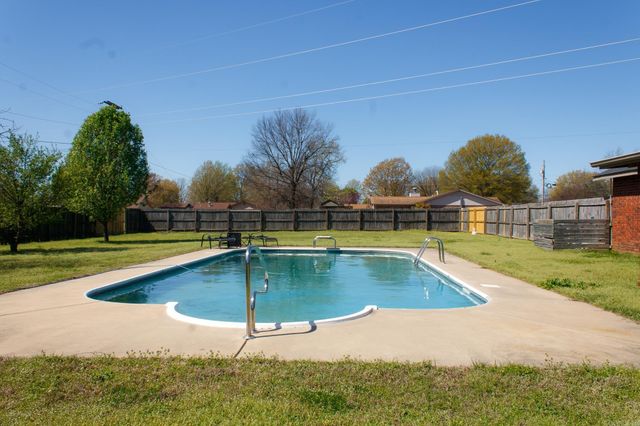 1302 E 20th Street, Stuttgart, AR 72160