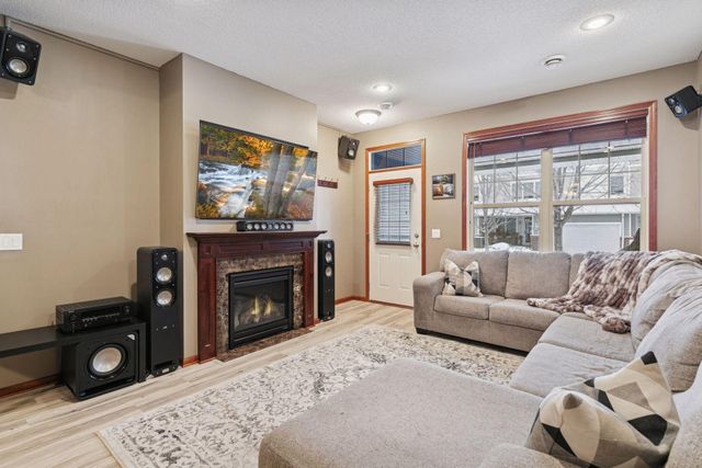 1650 White Pine Way B, Carver, MN 55315