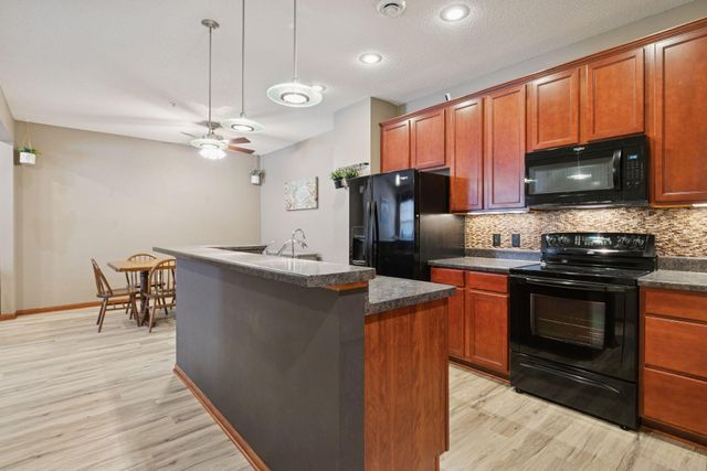 1650 White Pine Way B, Carver, MN 55315