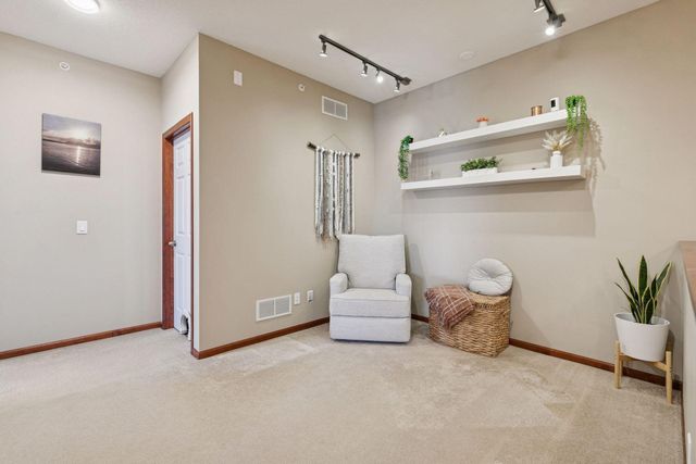 1650 White Pine Way B, Carver, MN 55315