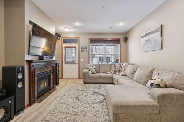 1650 White Pine Way B, Carver, MN 55315