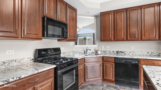 1698 FREDERICKSBURG Lane 1698, Aurora, IL 60503