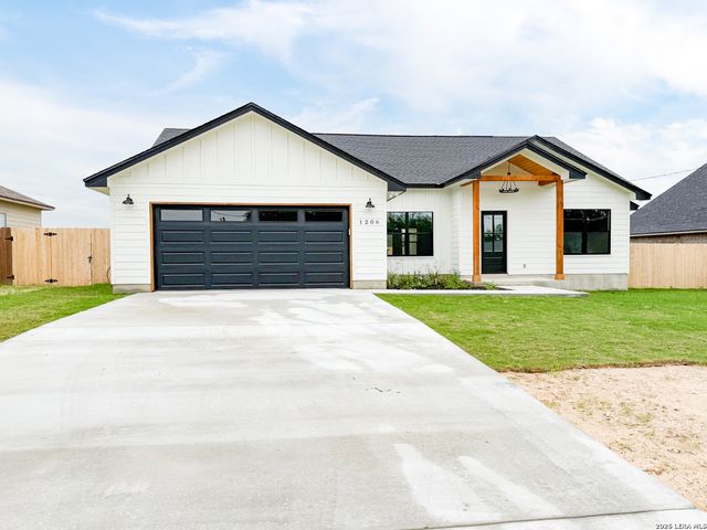 1206 DEVINE DR, Devine, TX 78016