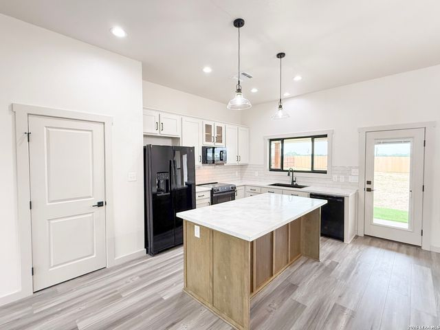 1206 DEVINE DR, Devine, TX 78016