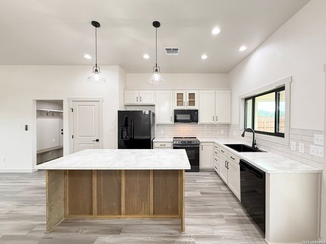 1206 DEVINE DR, Devine, TX 78016