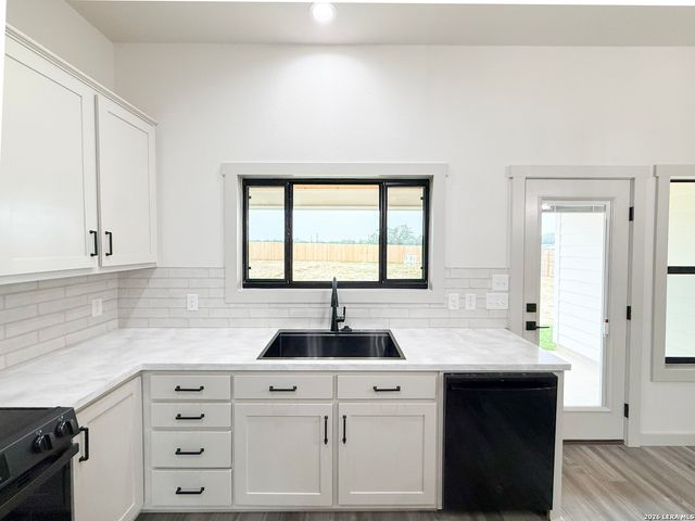 1206 DEVINE DR, Devine, TX 78016