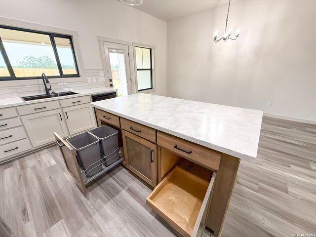 1206 DEVINE DR, Devine, TX 78016