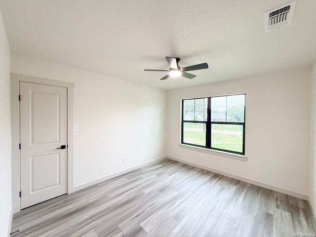 1206 DEVINE DR, Devine, TX 78016