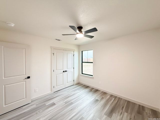 1206 DEVINE DR, Devine, TX 78016