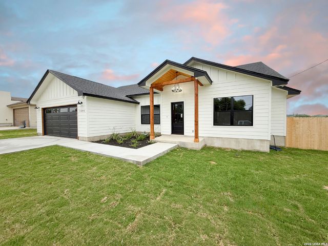 1206 DEVINE DR, Devine, TX 78016