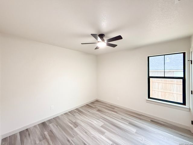 1206 DEVINE DR, Devine, TX 78016
