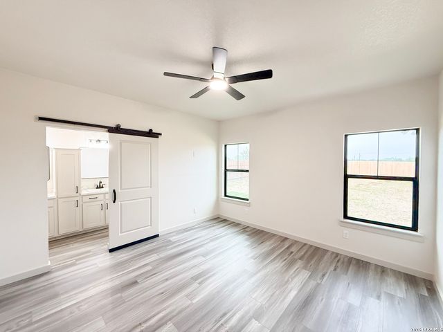 1206 DEVINE DR, Devine, TX 78016