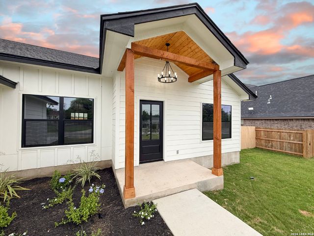 1206 DEVINE DR, Devine, TX 78016