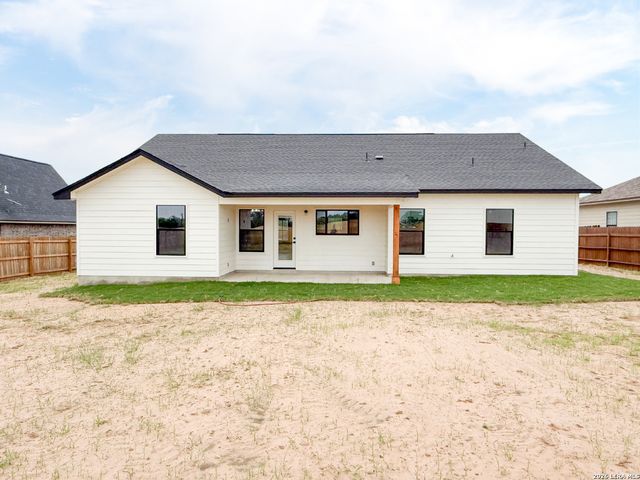 1206 DEVINE DR, Devine, TX 78016
