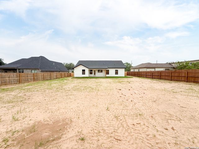 1206 DEVINE DR, Devine, TX 78016