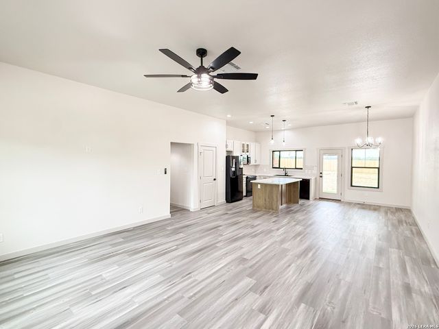 1206 DEVINE DR, Devine, TX 78016