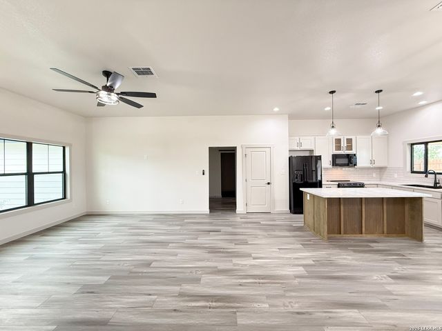 1206 DEVINE DR, Devine, TX 78016