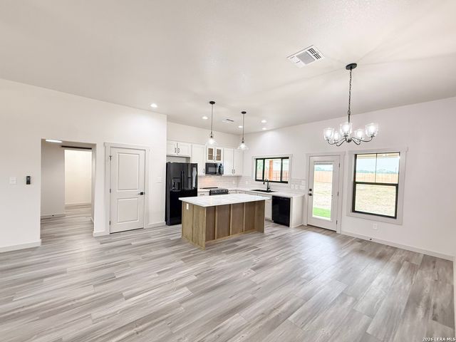 1206 DEVINE DR, Devine, TX 78016