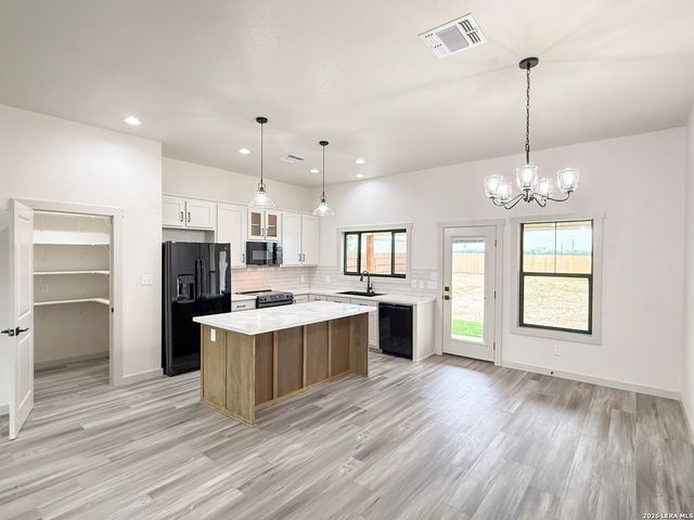 1206 DEVINE DR, Devine, TX 78016