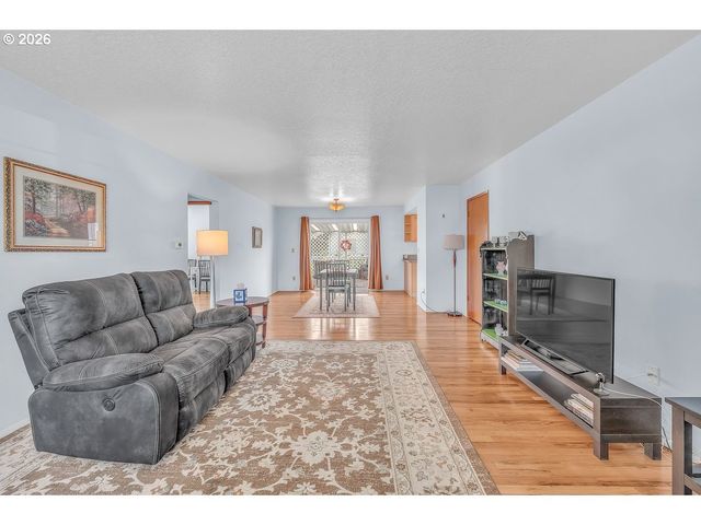1104 STANFIELD Rd, Woodburn, OR 97071