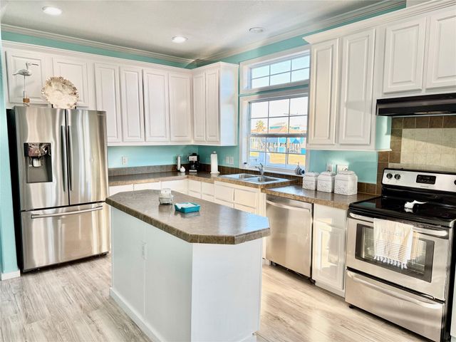 981 Nassau Drive, Crystal Beach, TX 77650