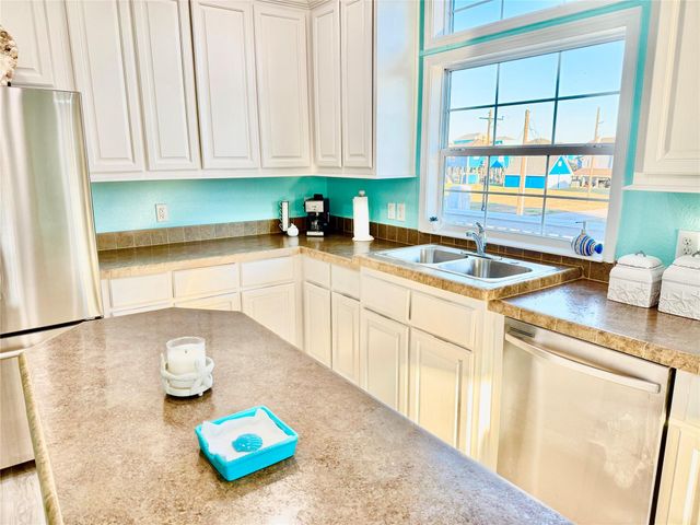 981 Nassau Drive, Crystal Beach, TX 77650