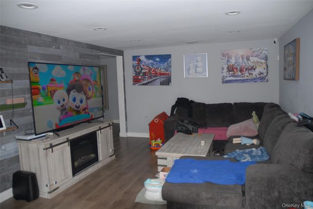 137 Carleton Drive E, Shirley, NY 11967